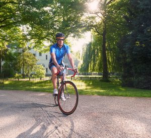 Tim Widdershoven op de fiets naar het werk